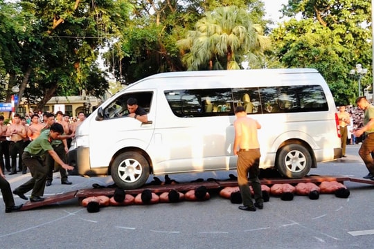 Phố đi bộ 'nóng rực' với màn biểu diễn khí thế của lực lượng CAND