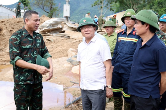 Phó Thủ tướng Lê Thành Long thăm hỏi, tặng quà động viên người dân vùng mưa lũ Sơn La