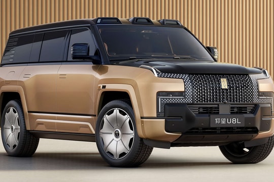 Cận cảnh BYD Yangwang U8L mạ vàng giá quy đổi hơn 4,7 tỷ đồng