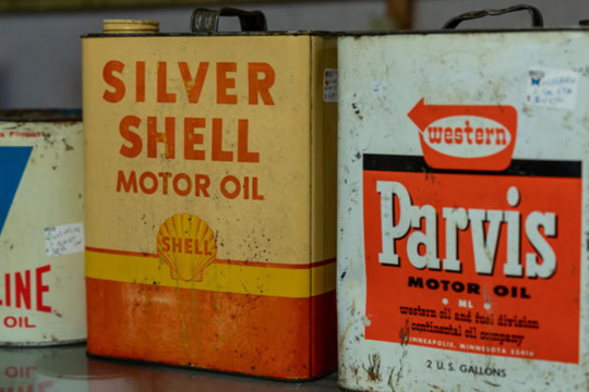 Vì sao dầu nhớt không còn được đóng trong lon kim loại?