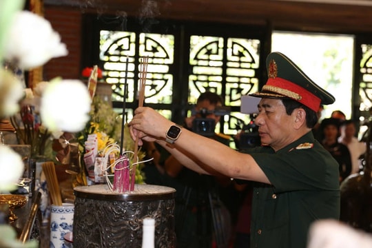 Bộ trưởng Bộ Quốc phòng dâng hương tưởng niệm tại An toàn khu Định Hóa