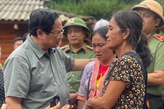 Thủ tướng thăm hỏi người dân, chỉ đạo khắc phục hậu quả mưa lũ, sạt lở đất tại Điện Biên