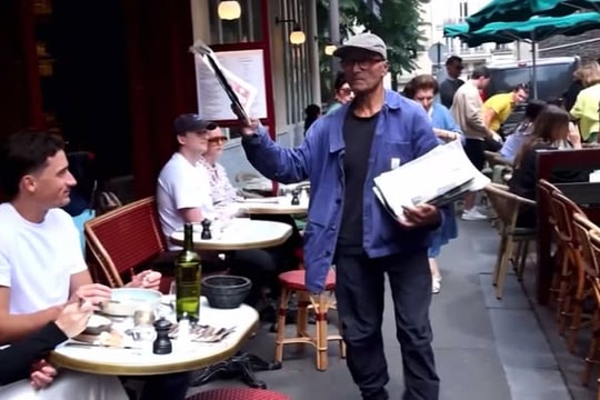 Người bán báo dạo cuối cùng trên đường phố Paris sẽ được trao huân chương sau hơn 50 năm giữ nghề