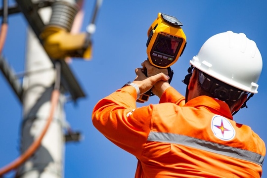 Hà Nội nắng gần 40°C, tiêu thụ điện lập kỷ lục vào chiều nay