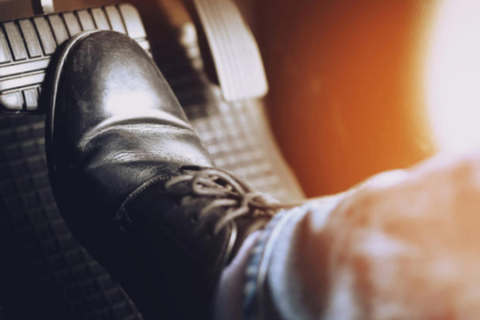 Tại sao không nên nhấp phanh liên tục khi phanh khẩn cấp