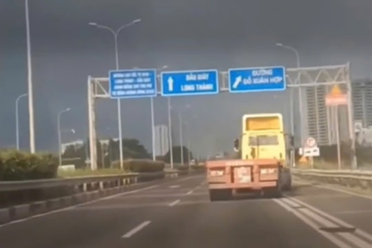 TP HCM: Tài xế xe đầu kéo lạng lách, đánh võng trên cao tốc bị xử phạt