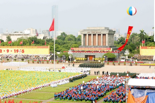 Tổng duyệt khối xếp hình nghệ thuật chào mừng Quốc khánh 2/9 tại Quảng trường Ba Đình