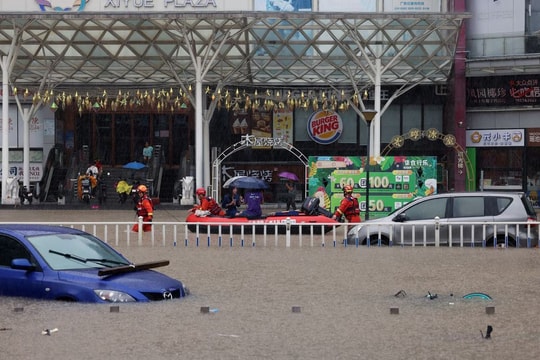 Hồng Kông ghi nhận lượng mưa tháng 8 cao kỷ lục, ngập lụt nghiêm trọng