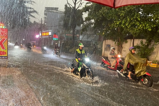 Đường sá ngập nặng sau cơn mưa, người dân TP HCM chật vật đẩy xe