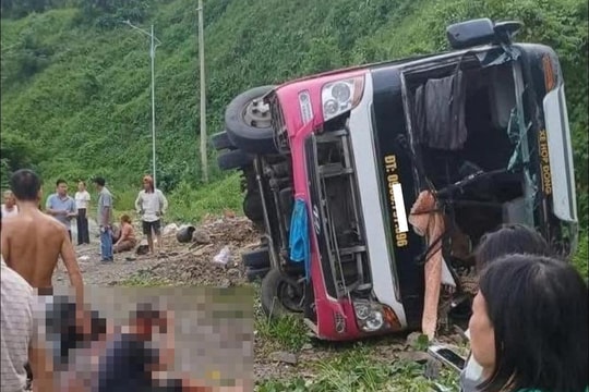 Phú Thọ: Xe khách tự đâm vào lề đường, một hành khách tử vong