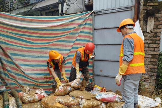 Bùn lại trào lên ngõ phố ở Hà Nội trong đêm, Ban quản lý đường sắt đô thị nói gì?