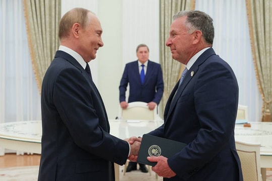 Tổng thống Putin tiếp đặc phái viên Mỹ tại Điện Kremlin