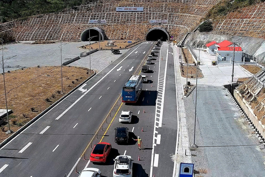 Hoàn thiện hầm Núi Vung trên cao tốc Cam Lâm - Vĩnh Hảo