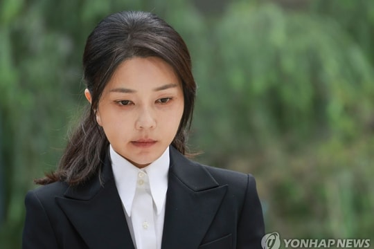 Cựu Đệ nhất phu nhân Hàn Quốc xin lỗi khi bị điều tra tham nhũng