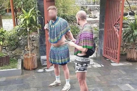 Chấn chỉnh việc du khách nước ngoài mặc váy Mông nhảy múa phản cảm