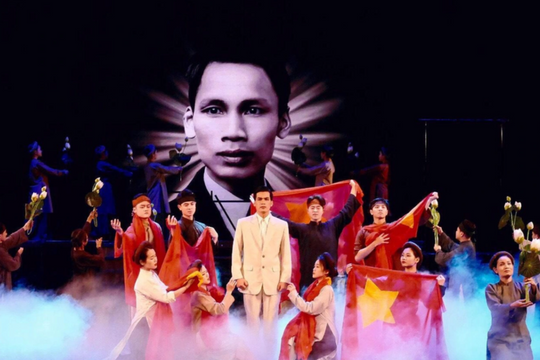 Công diễn vở cải lương 'Từ Việt Bắc về Hà Nội' tại Nhà hát Lớn