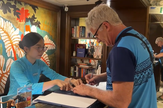 Du khách đổ về Hà Nội dịp 2/9, khách sạn ‘cháy phòng ’ từ sớm