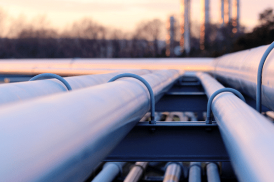 Giá dầu tăng nhẹ khi lệnh trừng phạt Mỹ với các nước mua dầu Nga sắp có hiệu lực