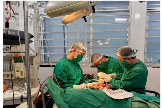 10 giờ phẫu thuật cho nam bệnh nhân bị đứt rời cẳng tay trái