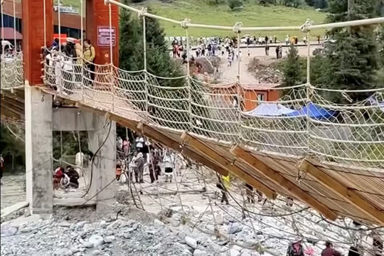 Đứt cáp cầu treo ở Trung Quốc, hàng chục người thương vong