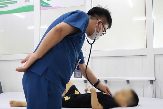 Bé 3 tuổi nguy kịch vì uống nước lá lộc mại chữa táo bón