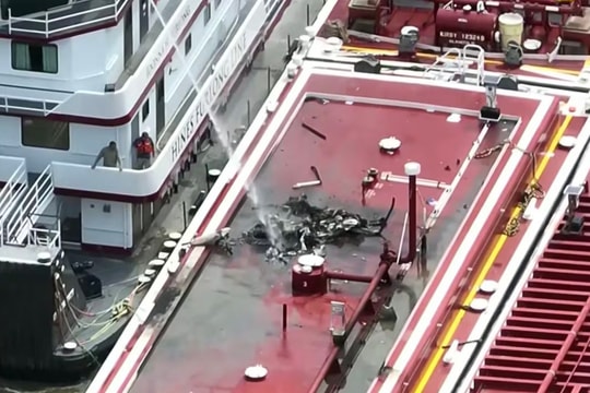 Video trực thăng Mỹ rơi xuống sà lan, 2 người thiệt mạng