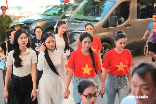 Dàn hoa hậu Việt Nam rạng rỡ 'làm nóng' trận Siêu Cúp Quốc gia 2024/25