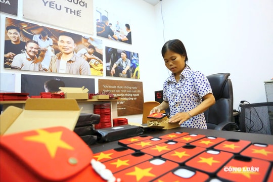 Độc đáo hình ảnh quốc kỳ in trên sản phẩm thủ công của người khuyết tật