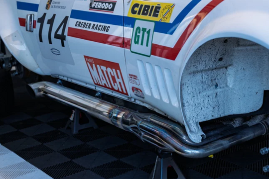 Vì sao xe đua lại gắn ống xả bên hông?