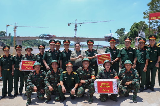 Thủ tướng kiểm tra tiến độ cầu Phong Châu (Phú Thọ): 'Vinh quang chỉ đến với người đúng hẹn'