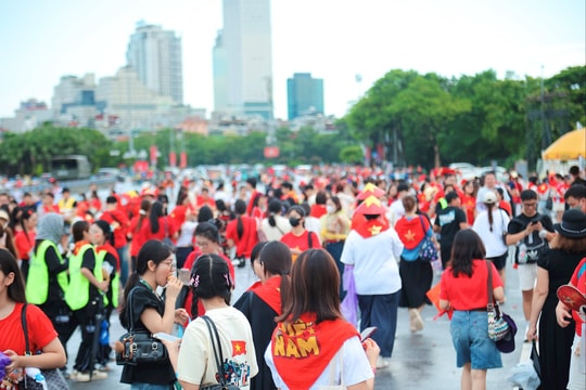 Hàng nghìn người nườm nượp kéo về sân Mỹ Đình, sẵn sàng 'cháy' cùng concert 'Tổ quốc trong tim'