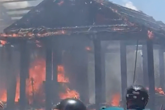 Hà Tĩnh: Cháy lớn giữa trưa thiêu rụi 3 ngôi nhà gỗ, thiệt hại gần 7 tỷ đồng