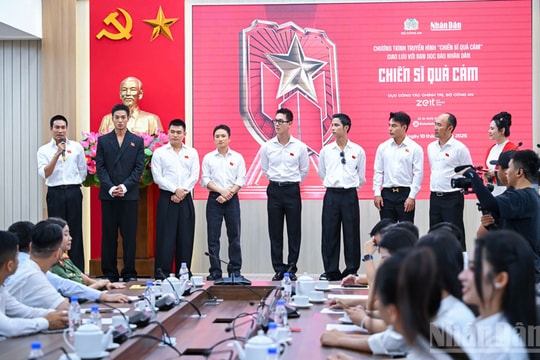 Các nghệ sĩ 'Chiến sĩ quả cảm' giao lưu với bạn đọc tại Báo Nhân Dân