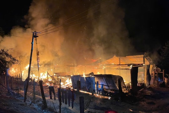 Hai căn nhà bốc cháy ngùn ngụt trong đêm, 1 người tử vong, 3 người thoát nạn