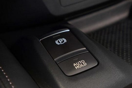 Điều gì thực sự xảy ra khi bạn sử dụng phanh tay điện tử ở tốc độ cao?