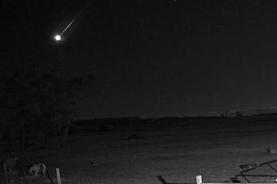 Video thiên thạch lớn bay ngang bầu trời tại Úc