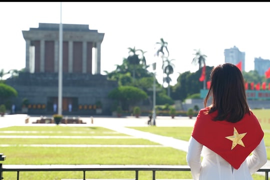 Giới trẻ đổ về Quảng trường Ba Đình lưu lại khoảnh khắc đón chờ ngày hội lớn của dân tộc