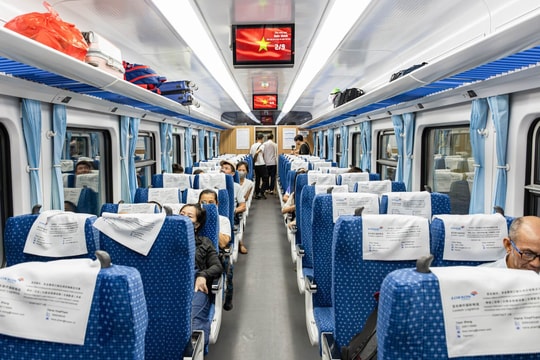 Du khách hào hứng trải nghiệm đoàn tàu chất lượng cao tuyến Hà Nội - Đồng Hới