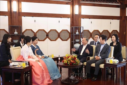 Tổng Bí thư Tô Lâm và Phu nhân dự tiệc trà, thưởng thức nghệ thuật truyền thống