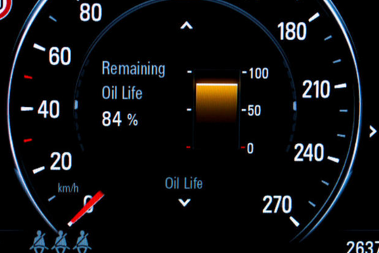 Đồng hồ báo dầu trên xe hiện đại chính xác đến đâu?