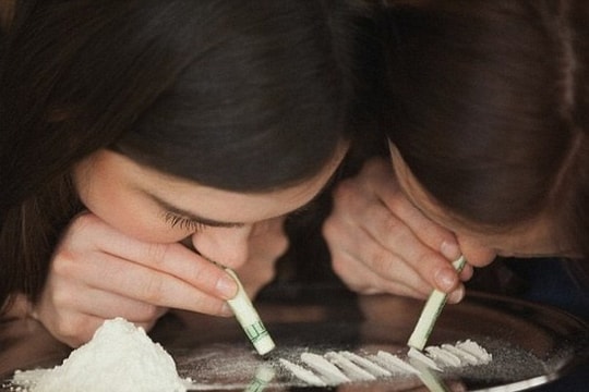 Bác sĩ cảnh báo: Nữ sinh tuổi dậy thì 'sa lưới' N₂O, ketamine, cần sa... 5 năm sau phát bệnh tâm thần, đánh cả mẹ