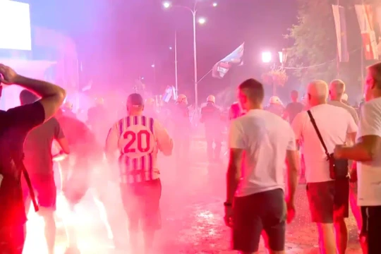 Đụng độ nghiêm trọng giữa người biểu tình ủng hộ và chống chính quyền ở Serbia