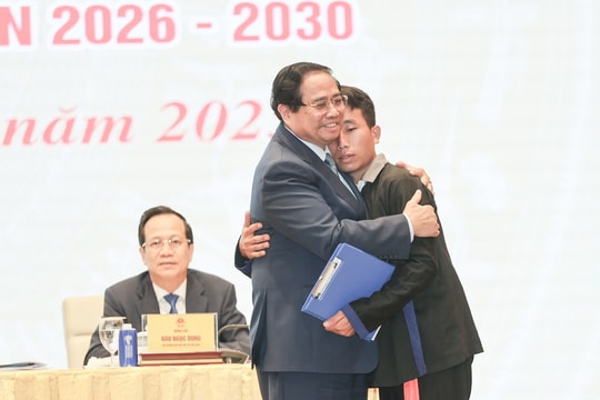 Trưởng bản Mùa A Thi hứa sẽ cùng đồng bào giữ rừng, giữ suối, giữ tiếng nói, tiếng hát và bản sắc văn hóa của dân tộc