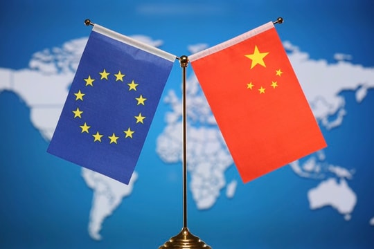 Trung Quốc cấm người dân giao dịch với 2 ngân hàng châu Âu