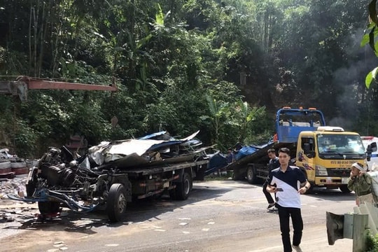 Xe tải lật trên Quốc lộ 6, tài xế thiệt mạng