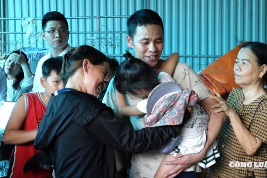 Người dân vui mừng đón bị cáo Thái Khắc Thành trở về nhà