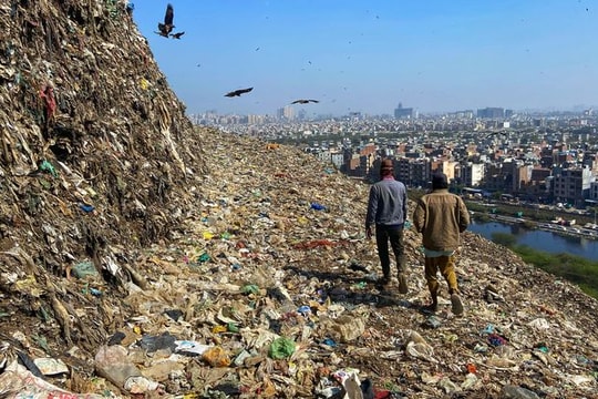 Núi rác khổng lồ trở thành 'bom hẹn giờ' ở Ấn Độ