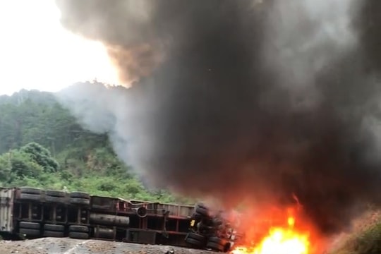 Gia Lai: Xe đầu kéo bốc cháy dữ dội chắn ngang đường sau khi va chạm với xe tải