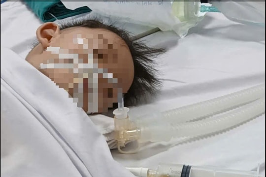 Bé trai sinh non 27 tuần, nặng 700g thoát cửa tử sau vụ đuối nước