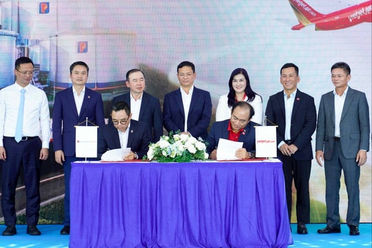 Vietjet hợp tác cùng Petrolimex sử dụng nhiên liệu SAF, bước tiến quan trọng trong hành trình chuyển đổi xanh của ngành hàng không